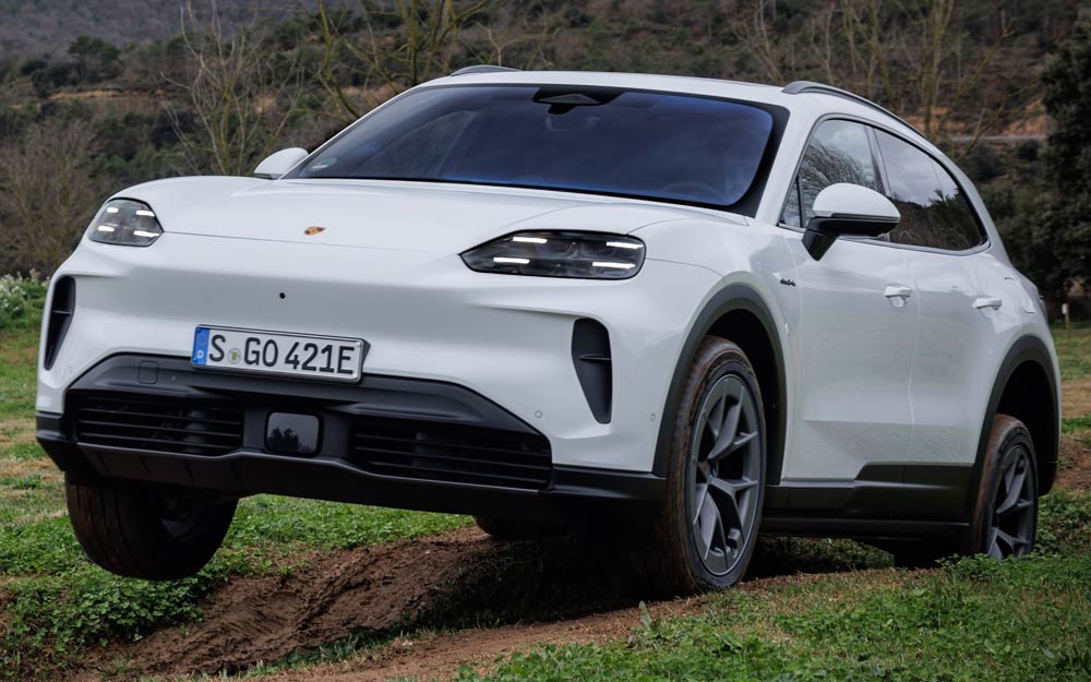 Tre Quarti Anteriore della Porsche Cayenne Electric di Colore Bianco